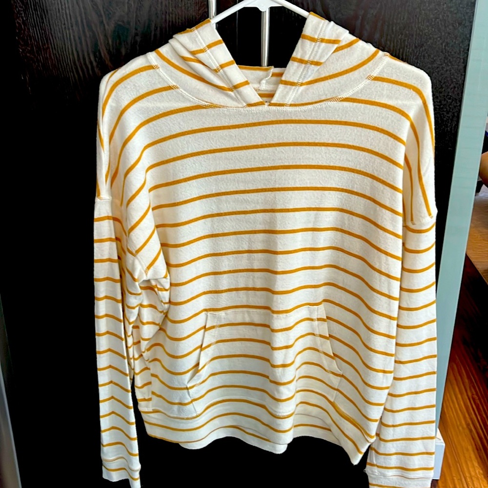 EUC American Eagle women’s lightweight top with hood.  Very cute with jeans.